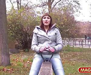 Sexy gái tóc vlxx áo dài vàng bj với một đồ chơi